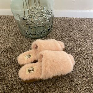 Women’s Marleylilly pink slippers Size 7.